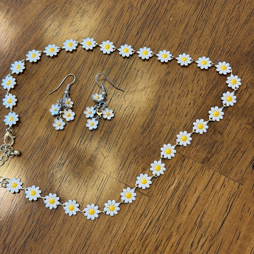 Daisy Flower Necklace and Earring Set
